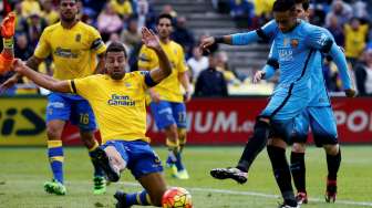 Pemain Barcelona Neymar mencetak gol ke gawang Las Palmas. Reuters/Juan Medina