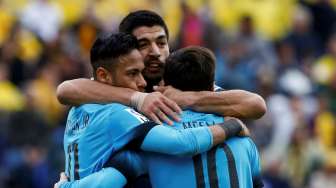 Pemain Barcelona Neymar merayakan golnya dengan Luis Suarez dan Lionel Messi. Reuters/Juan Medina