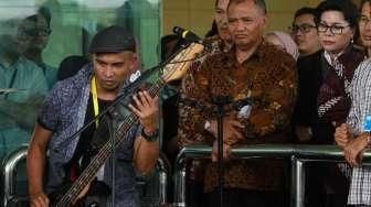 Agus Rahardjo Antusias Lihat Aksi Slank di Gedung KPK