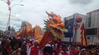 Cap Go Meh di Pontianak, Barongsai Ditantang Ambil Angpao