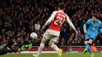 Lionel Messi mencetak gol ke gawang Arsenal. Reuters / Toby Melville Livepic.