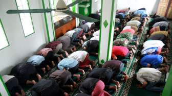 Salat Jumat Terakhir Warga Kalijodo