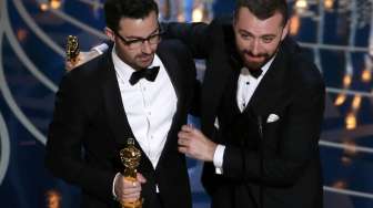 Menang, Sam Smith Persembahkan Piala Oscar buat LGBT