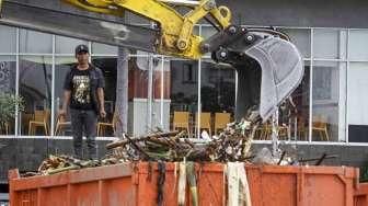 Bersihkan Sampah di BKB