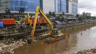 Bersihkan Sampah di BKB