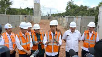 Presiden Jokowi Tinjau Proyek Pembangunan LRT di Palembang