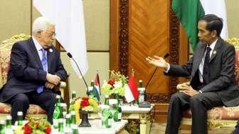 Presiden Joko Widodo (kiri) dan Presiden Palestina Mahmoud Abbas tersenyum hangat saat bertemu dalam acara KTT Luar Biasa Organisasi Kerjasama Islam (OKI) di Jakarta Convention Center (JCC) Senayan, Jakarta, Minggu (6/3).
