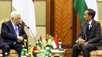 Presiden Joko Widodo (kiri) dan Presiden Palestina Mahmoud Abbas tersenyum hangat saat bertemu dalam acara KTT Luar Biasa Organisasi Kerjasama Islam (OKI) di Jakarta Convention Center (JCC) Senayan, Jakarta, Minggu (6/3).