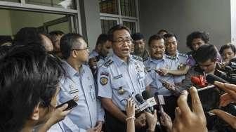 Dirjen Pemasyarakatan Kemenkumham, I Wayan Kusmiyantha Dusak, memberikan keterangan usai kedatangan terpidana Labora Sitorus di Lapas Kelas I Cipinang, Jakarta, Senin (7/3/2016). [Suara.com/Kurniawan Mas'ud]