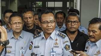 Dirjen Pemasyarakatan Kemenkumham, I Wayan Kusmiyantha Dusak, memberikan keterangan usai kedatangan terpidana Labora Sitorus di Lapas Kelas I Cipinang, Jakarta, Senin (7/3/2016). [Suara.com/Kurniawan Mas'ud]