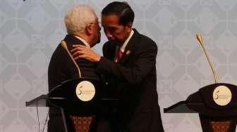 Presiden Joko Widodo bersama Presiden Palestina Mahmoud Abbas dan Sekjen OKI Iyad Amin Madani (kanan), memberikan keterangan usai penutupan KTT Luar Biasa ke-5 OKI di JCC, Jakarta, Senin (7/3/2015). [Suara.com/Oke Atmaja]