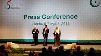 Presiden Joko Widodo bersama Presiden Palestina Mahmoud Abbas dan Sekjen OKI Iyad Amin Madani (kanan), memberikan keterangan usai penutupan KTT Luar Biasa ke-5 OKI di JCC, Jakarta, Senin (7/3/2015). [Suara.com/Oke Atmaja]