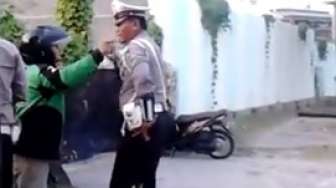 VIDEO: Driver Gojek Nyaris Baku Hantam dengan Polisi