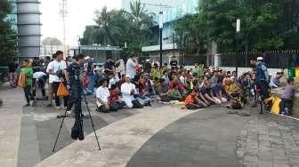 Warga Salat Gerhana di Pelataran Teater Taman Ismail Marzuki