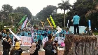 Jokowi Kunjungi UNS, Mahasiswa Demo dan Blokir Kampus