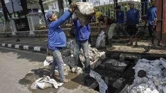 Bersihkan Lumpur Gorong-gorong