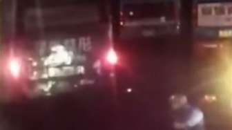 VIDEO: Momen Mengerikan Bus 'Ditelan' Lubang Misterius