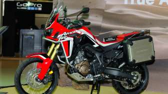 The Best 5 Oto: Chelsea Olivia dan Glenn Alinskie Geber Honda Africa Twin, Diah Permatasari Nostalgia Motor Bebek