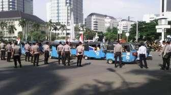 Massa Pendemo Transportasi Online Dikumpulkan di Monas