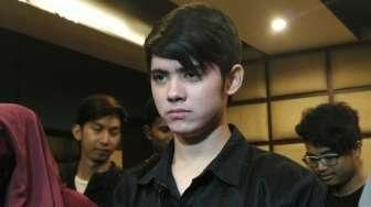 Aliando Pakai Anting Bergaya Punk, Penggemar Protes