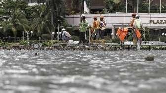 Pemasangan Penyangga Monumen Selamat Datang