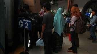 Sejumlah penumpang kereta api tampak memadati Stasiun Senen, Jakarta, Jumat (25/3/2016), di momen libur Paskah. [Suara.com/Oke Atmaja]