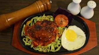 Lezatnya Spinach Noodle Hot Plate Bertopping Ayam Berbecue