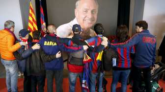 Para suporter Barcelona di depan foto Johan Cruyff di Camp Nou memberikan penghormatan pada Johan Cruyff. Reuters/Albert Gea