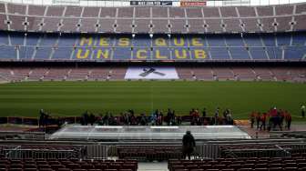 Spanduk pita hitam di pasang di granstands Stadion Camp Nou saat penghormatan Johan Cruyff. Reuters/Albert Gea