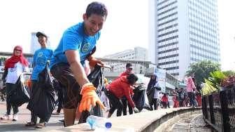 Sandiaga Uno pungu sampah (Suara.com/Oke Atmadja)