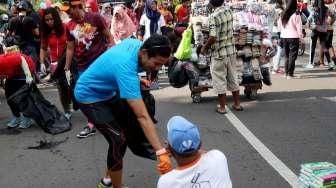 Sandiaga Uno pungu sampah (Suara.com/Oke Atmadja)