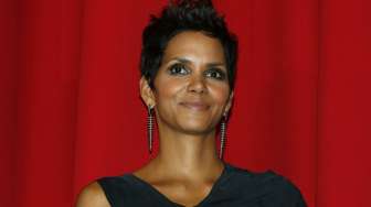 Bikin Instagram, Halle Berry Langsung Pamer Foto "Topless"