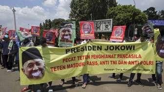 Massa dari Relawan Garis Keras Jokowi melakukan aksi di depan Istana Negara, Jakarta, Senin (4/4/2016), menuntut dugaan penghinaan negara oleh Teten Masduki. [Suara.com/Kurniawan Mas'ud]