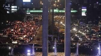 Suasana kepadatan arus lalu lintas di kawasan Jalan Sudirman-MH Thamrin, Jakarta, Selasa (5/4/2016) malam, di hari pertama uji coba penghapusan aturan '3 in 1'. [Suara.com/Kurniawan Mas'ud]