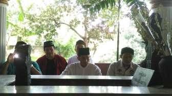 Ziarahi Makam Jayakarta, Sandiaga Duduk di Bekas Tempat Jokowi