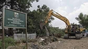 Pembongkaran Bangunan Liar di TPU Menteng Pulo