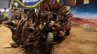 Mobil replika tersebut antara lain dari film Mad Max, Batman, dan Flinstones.