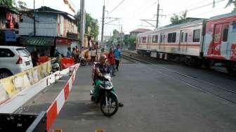 Penutupan Pintu Perlintasan Tebet