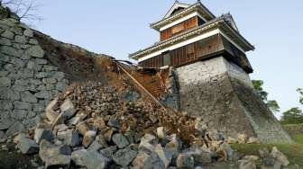 Dampak Gempa 6 Skala Ritcher (SR) yang mengguncang Perfektur Kumamoto, Pulau Kyushu, Jepang bagian barat daya pada Kamis (14/4). (Reuters/Kyodo)