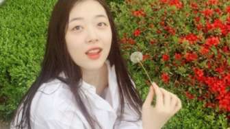 Latah "Om Telolet Om", Sulli Eks f(x) Pamer Kulit Mulus