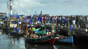 Nelayan: Ahok, Gubernur Tukang Keruk Pantai