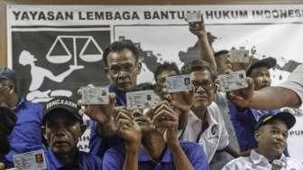 Nelayan dari Komunitas Nelayan Tradisional (KNT) Muara Angke membawa hasil laut dari sekitar pulau reklamasi untuk diserahkan ke Balai Kota DKI, di Gedung YLBHI, Jakarta, Selasa (19/4/2016). [Suara.com/Kurniawan Mas'ud]