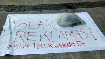 Mahasiswa Bawakan Ikan Laut Dibungkus Plastik Buat Ahok