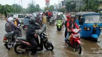 Suasana genangan air dan kondisi lalu lintas di kawasan Jalan Gunung Sahari Raya, Pademangan, Sawah Besar, Jakarta, Kamis (21/4/2016). [Suara.com/Oke Atmaja]