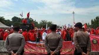 Ribuan pegawai PLN yang tergabung dalam Serikat Pekerja (SP) PLN menggelar aksi demonstrasi di depan Istana Negara, Jakarta, Kamis (21/4/2016). [Suara.com/Oke Atmaja]