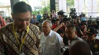 Menteri Pekerjaan Umum dan Perumahan Rakyat (PUPR), Basuki Hadimuljono (tengah), tiba untuk menjalani pemeriksaan di Gedung KPK, Jakarta, Kamis (21/4/2016). [Suara.com/Oke Atmaja]