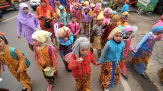 Sejumlah siswa SD mengenakan pakaian kebaya saat pawai Hari Kartini di Tegal, Jateng, Kamis (21/4/2016). [Antara/Oky Lukmansyah]