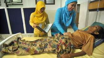 Seorang dokter perempuan dan staf tampak mengenakan kebaya saat memeriksa pasien di RS Mitra Siaga, Tegal, Jawa Tengah, Kamis (21/4/2016). [Antara/Oky Lukmansyah]