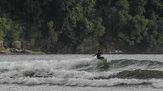 Berselancar di Pantai Air Manis