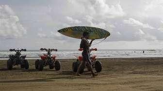 Berselancar di Pantai Air Manis